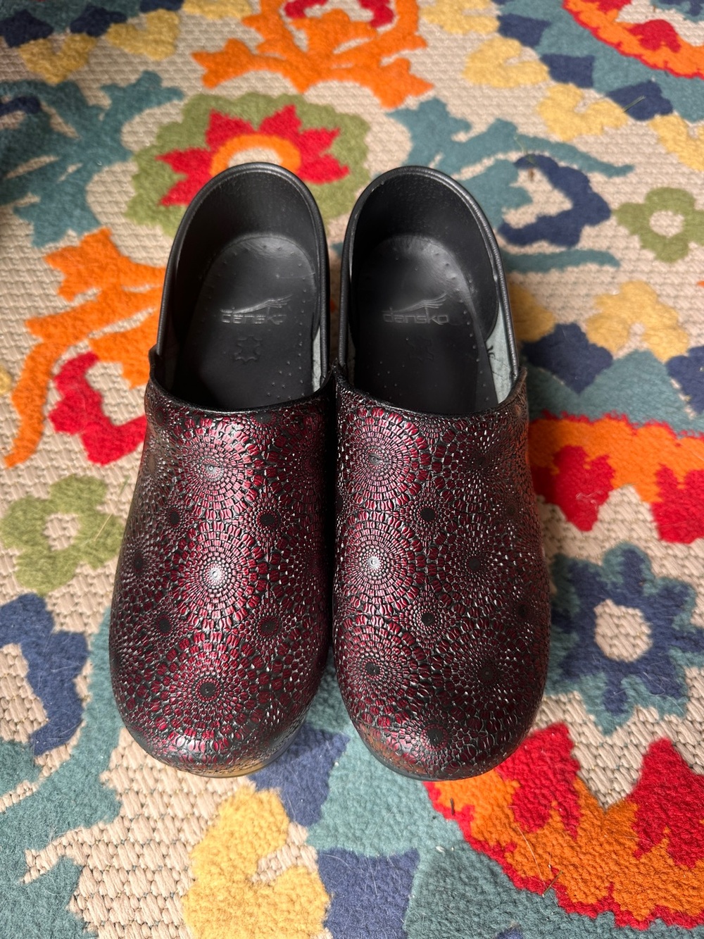 Dansko Professional Wine leather Medallion Clogs EU 39 US 8.5
